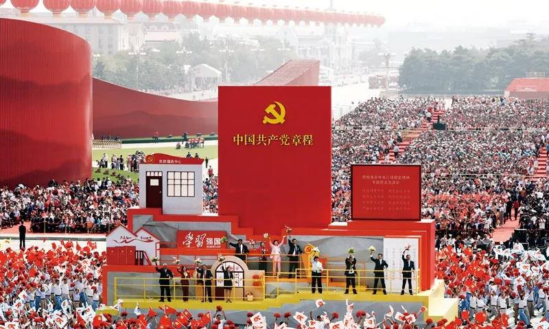 2019年10月1日上午，慶祝中華人民共和國成立70周年大會在北京天安門廣場隆重舉行。這是群眾游行中的“從嚴治黨”方陣。新華社記者 蘭紅光/攝