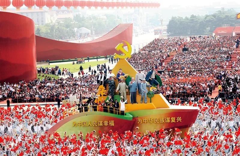 2019年10月1日上午，慶祝中華人民共和國成立70周年大會在北京天安門廣場隆重舉行。這是群眾游行中的“不忘初心”方陣。新華社記者 蘭紅光/攝