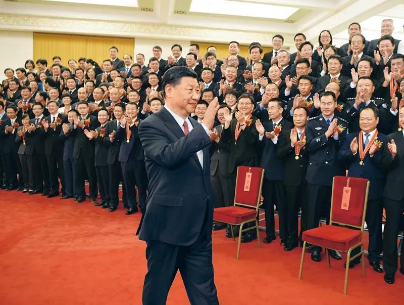 2019年6月25日，黨和國家領導人習近平、李克強、王滬寧等在北京人民大會堂會見第九屆全國“人民滿意的公務員”和“人民滿意的公務員集體”受表彰代表。新華社記者 李學仁/攝